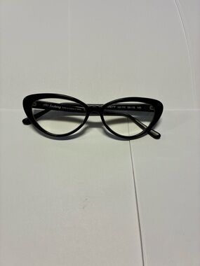 Women's Cat-Eye Glasses in Black okki made in Italy